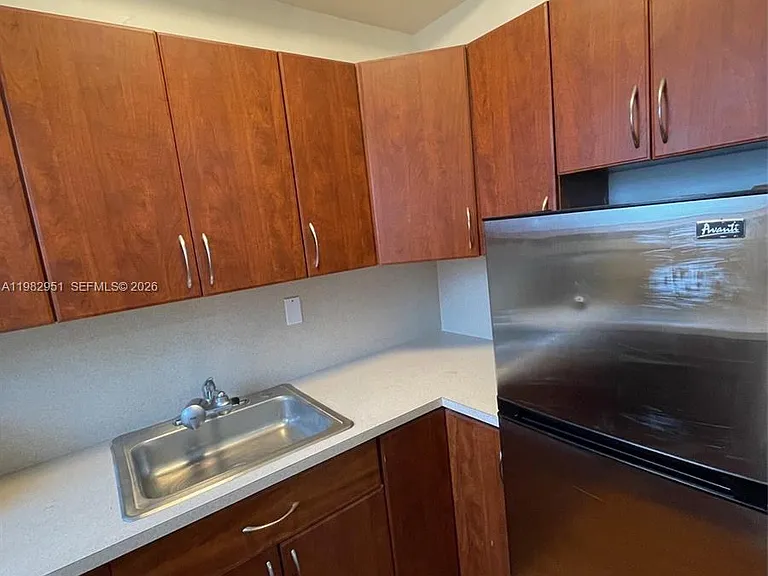 1611 Michigan Ave #15 — Photo 4