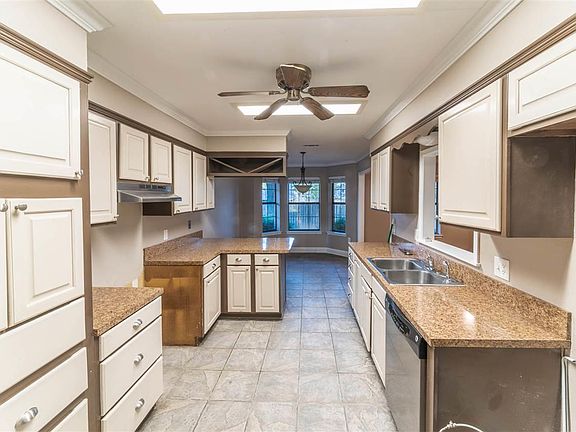 5th image of 410 32nd St NE