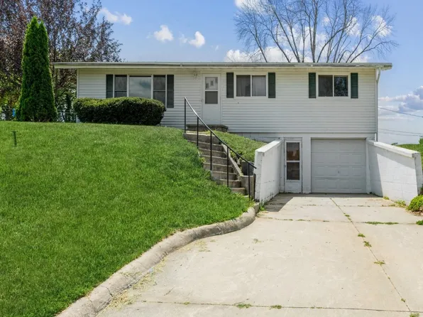 1005 9th St, Belle Plaine, IA 52208