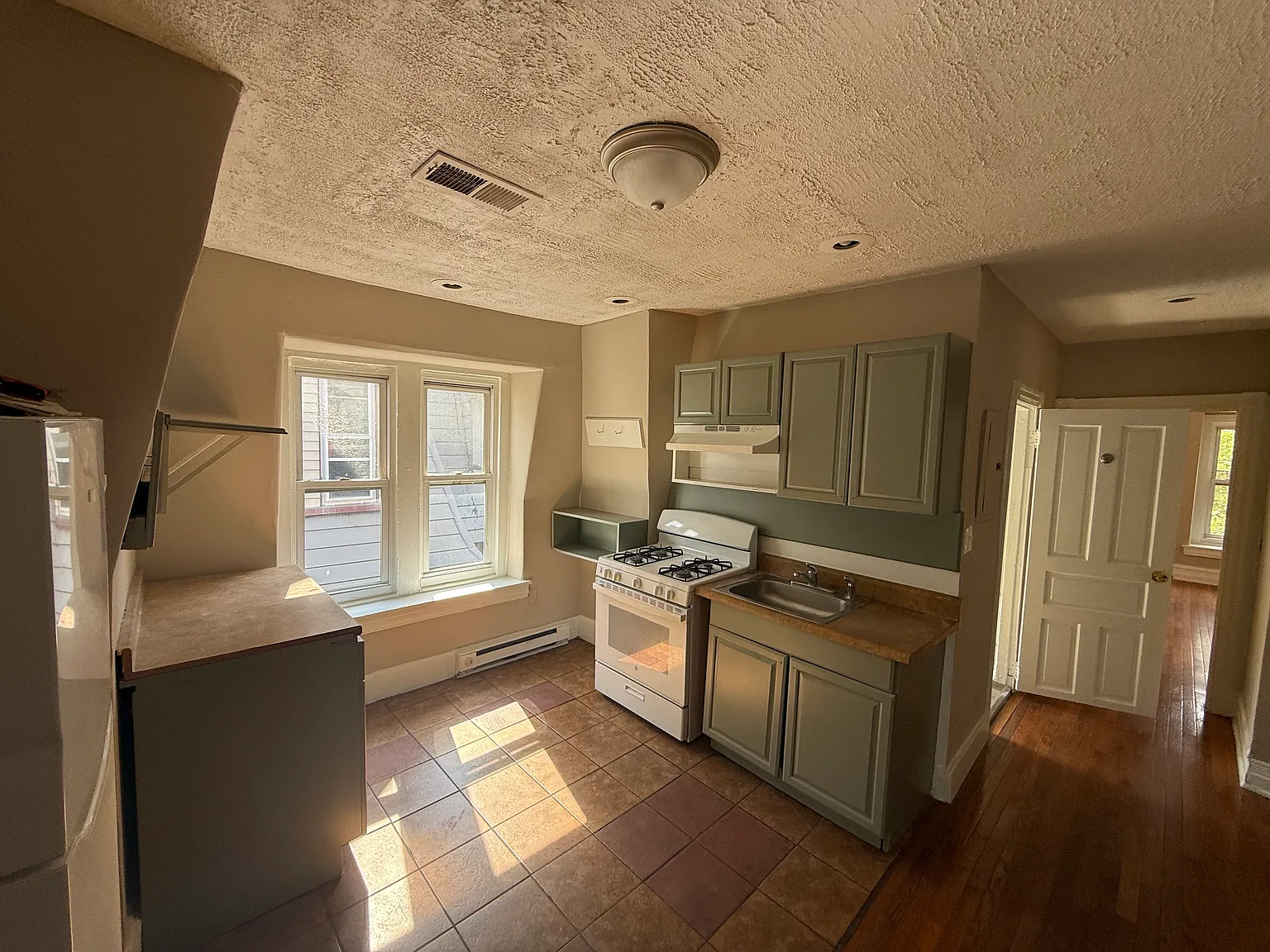 2 bed, 650 sqft, $1,600 — Photo 3