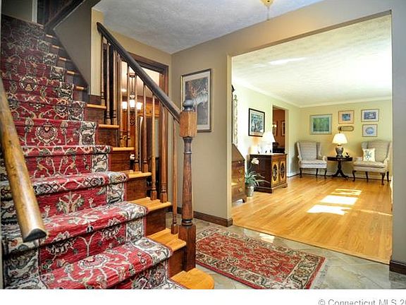 SPACIOUS FOYER TO WELCOME Y...