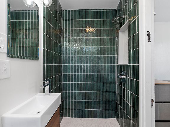 5th image of 209 Chancellor St #B