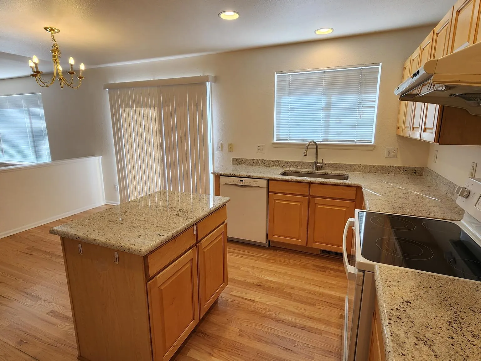 5 bed, 2068 sqft, $3,350 — Photo 4