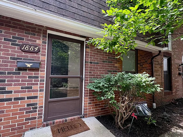1884 Willoway Cir S — Photo 1