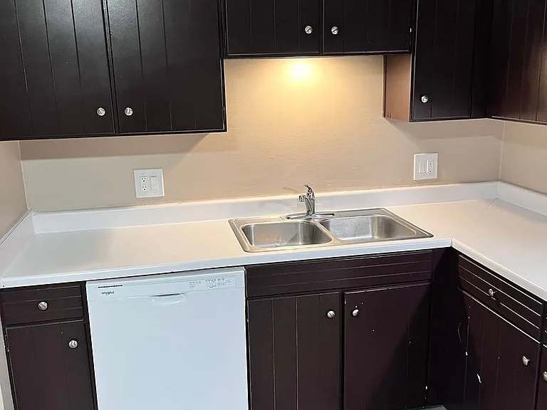 Bristol Square Apartments — Photo 290