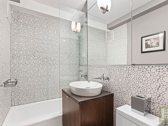 4th image of 420 E 64th St APT W11d