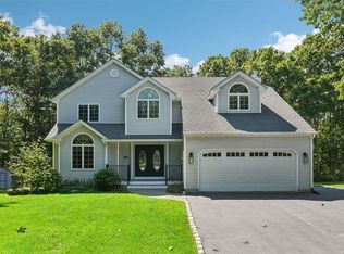 18 Cliff Dr, Kings Park, NY 11754