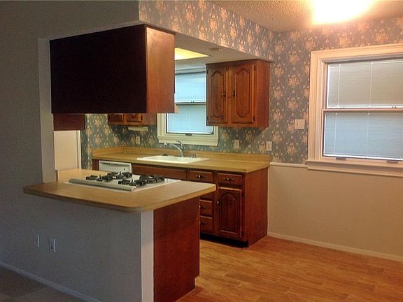 3rd image of 1305 Meadowcrest Dr