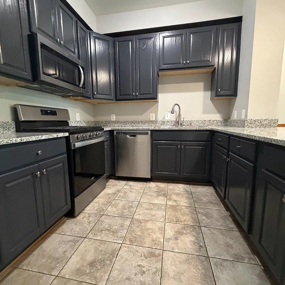 3 bed, 2.5 bath, 1593 sqft, $2,554 — Photo 3