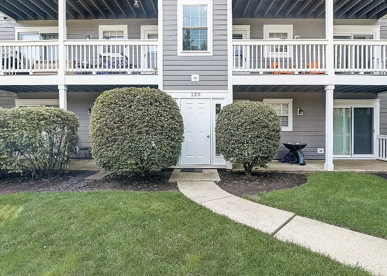 120 E Winchester Rd — Photo 4
