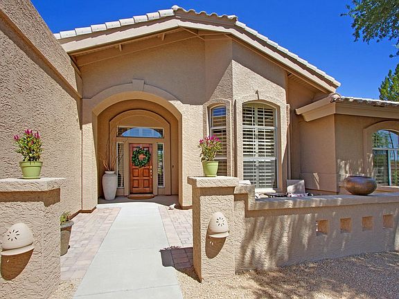 FrontCourtyardEntry_2841