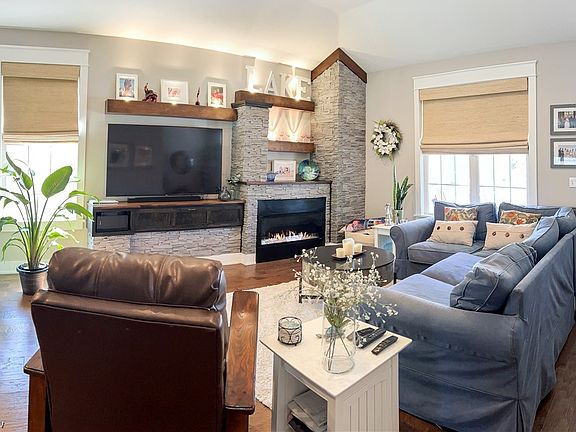 2nd image of 2087 S Bayview Dr