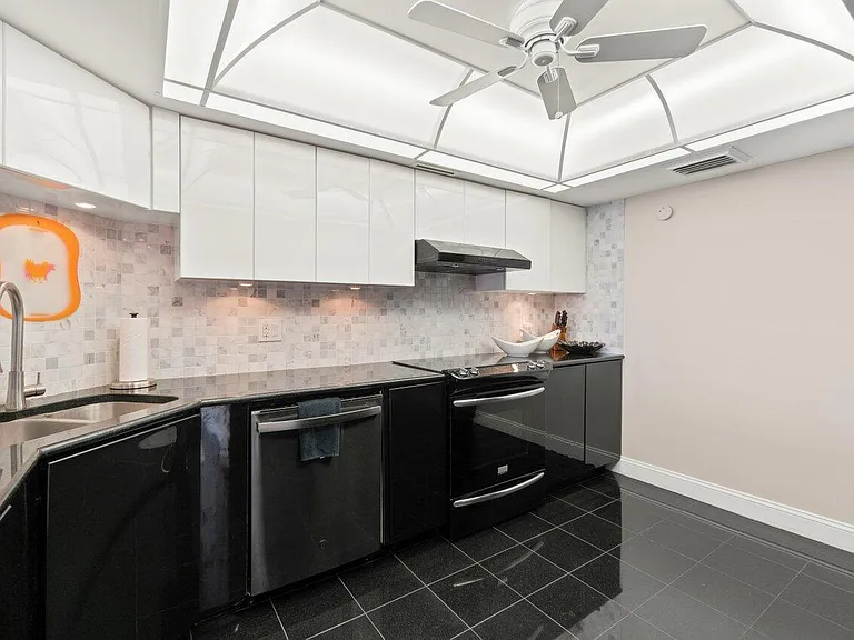 2400 Presidential Way #1906 — Photo 11