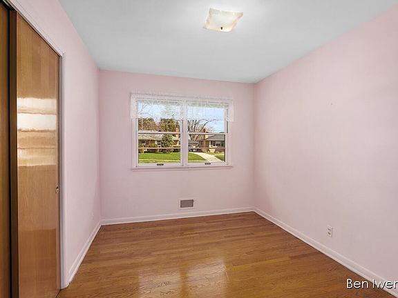 4th image of 1700 Graham Ct NW
