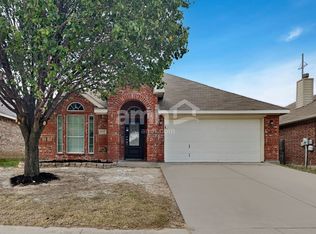 9812 Sparrow Hawk Ln, Fort Worth, TX 76108