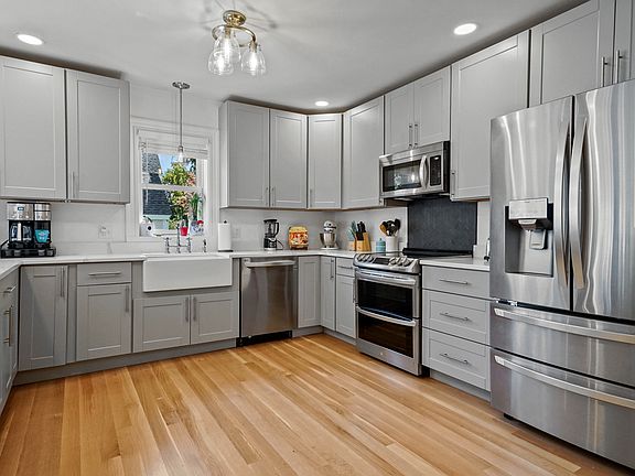 5th image of 218 Kenyon Ave