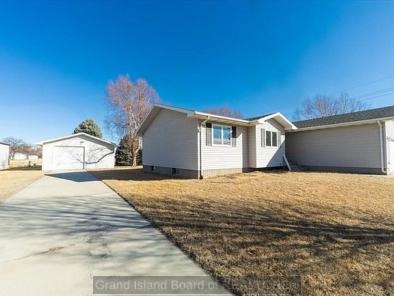 3rd image of 4004 Greenwood Dr