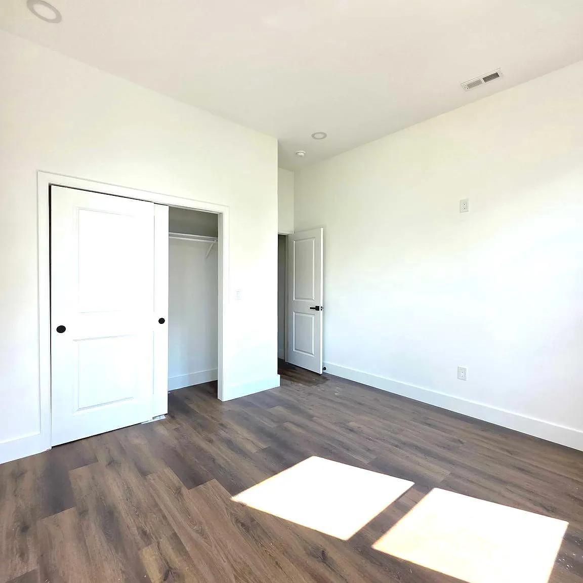3 bed, 3.0 bath, 1700 sqft, $2,400 — Photo 3