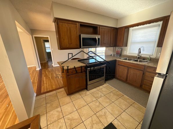 819-11 1/2 St SW