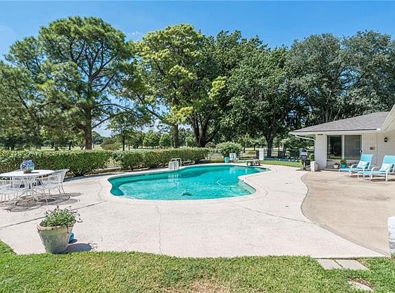 3rd image of 1208 Canterbury Ct