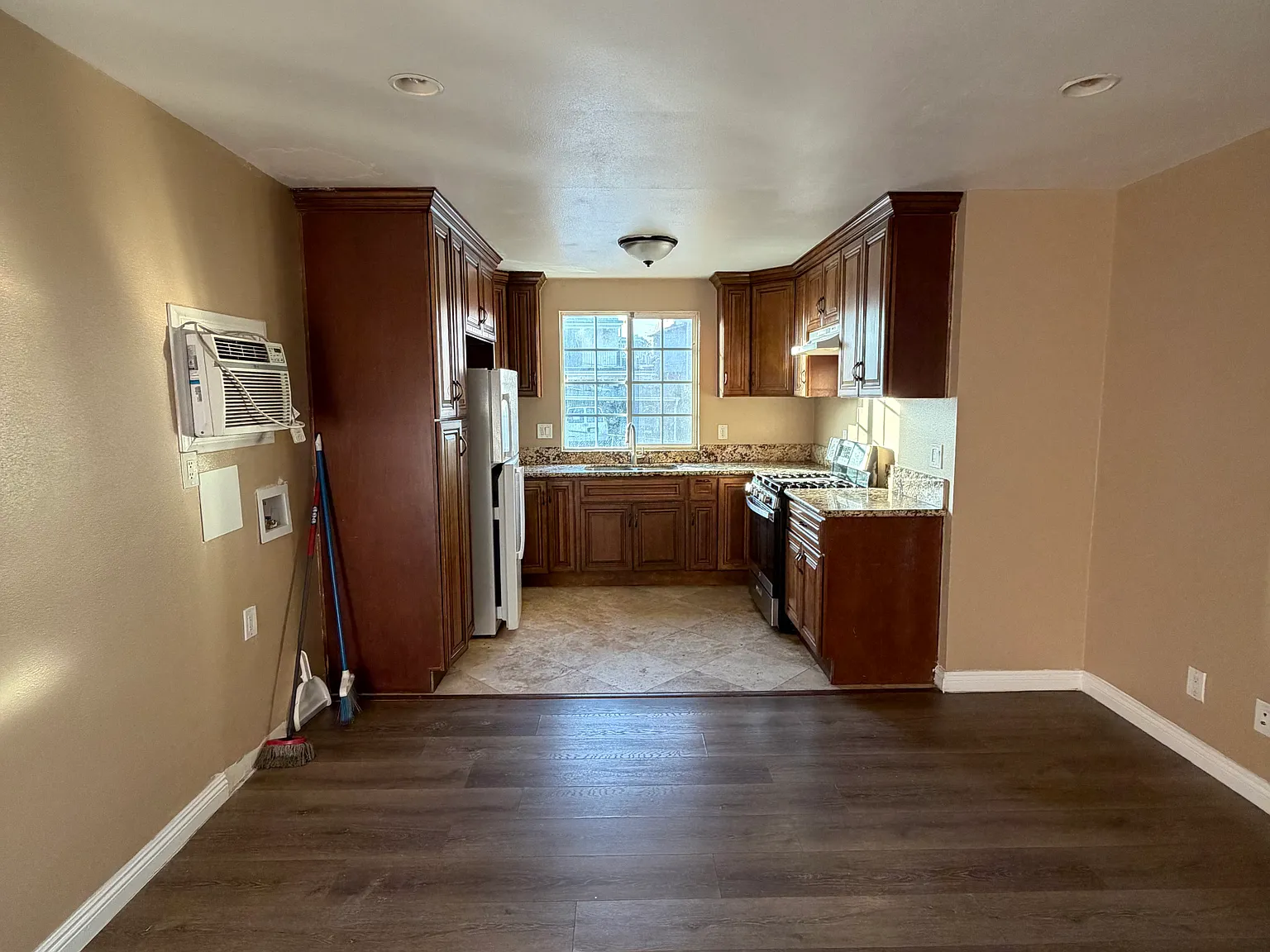 3737 Whiteside St — Photo 3