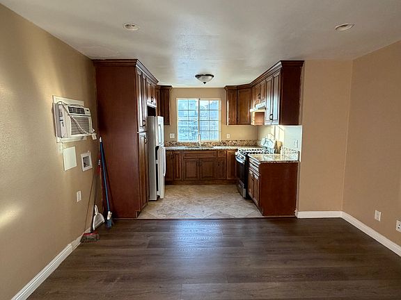 3rd image of 3737 Whiteside St