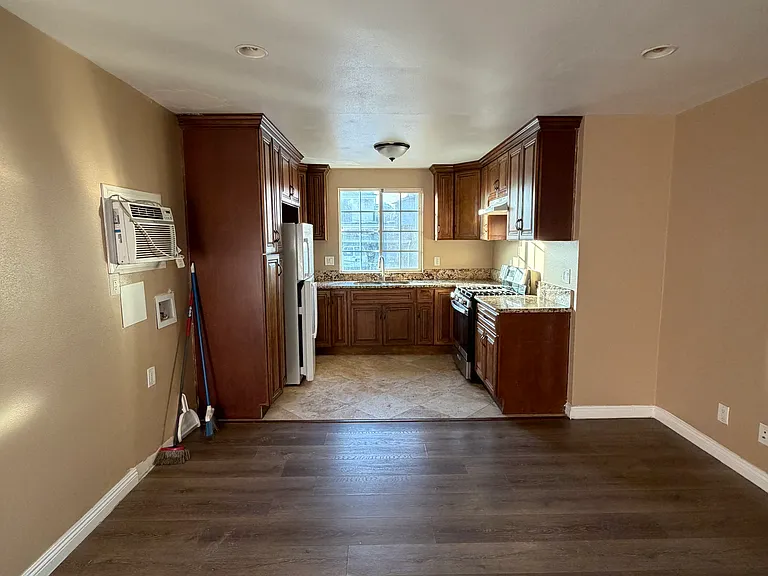 3737 Whiteside St — Photo 3