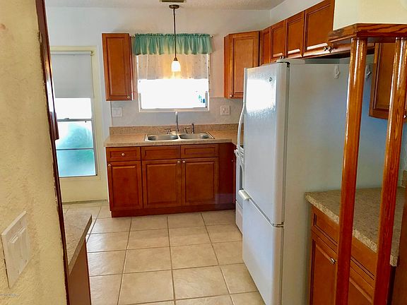 4th image of 3 Raymonde Cir