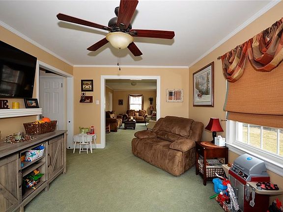 3rd image of 815 W Benton St