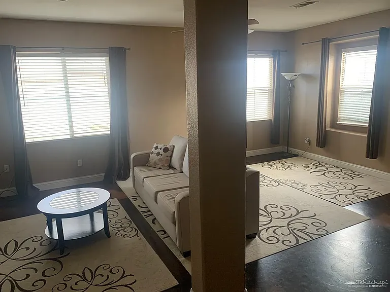1011 Thoma Ln — Photo 8