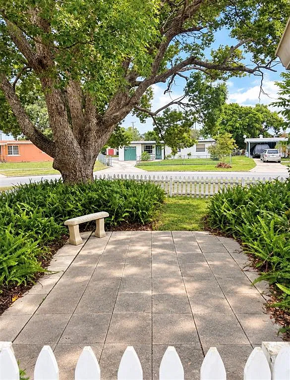 3 bed, 1.0 bath, 1230 sqft, $2,100 — Photo 3
