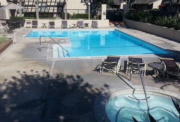 Community Pool & Jacuzzi