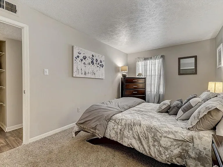 WatersEdge Denton Apartments — Photo 18