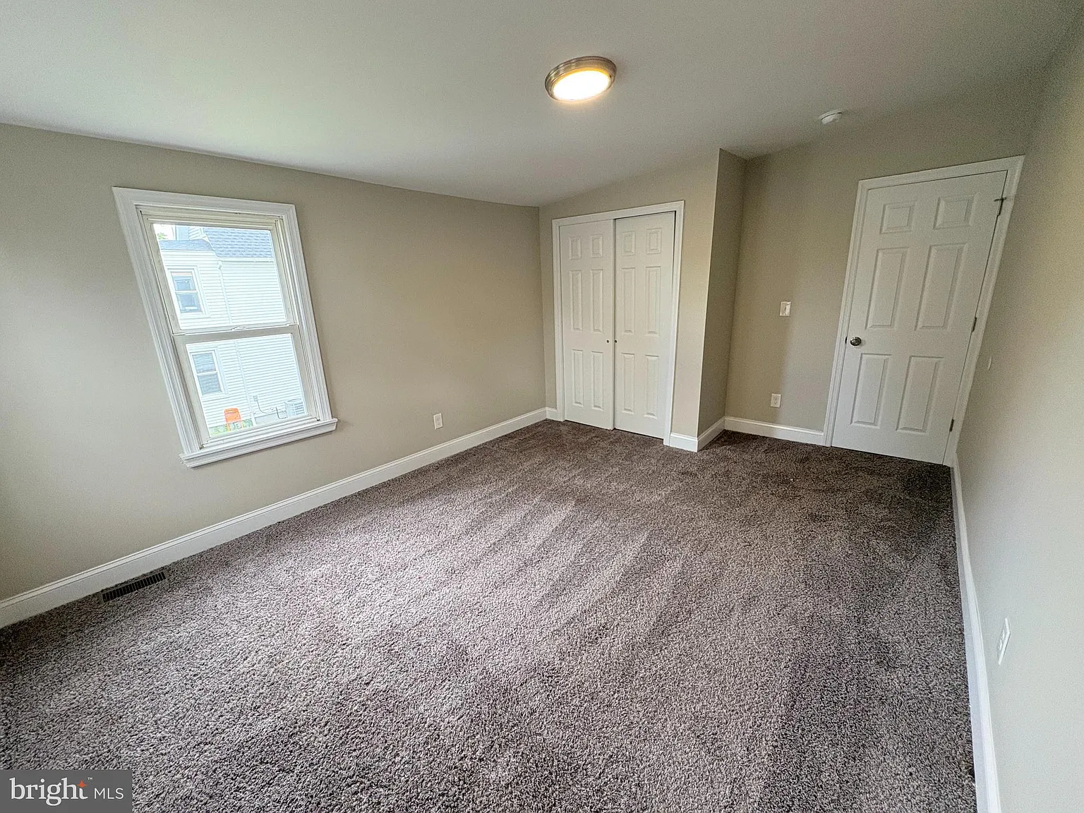 3 bed, 1.0 bath, 1376 sqft, $2,100 — Photo 4