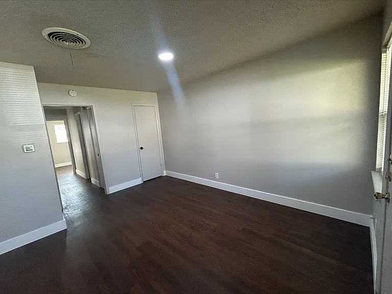 818 W Texas St — Photo 39