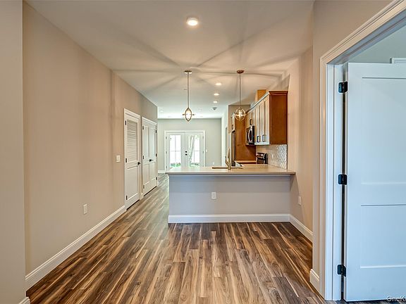 4th image of 1 Conklin St Unit 202