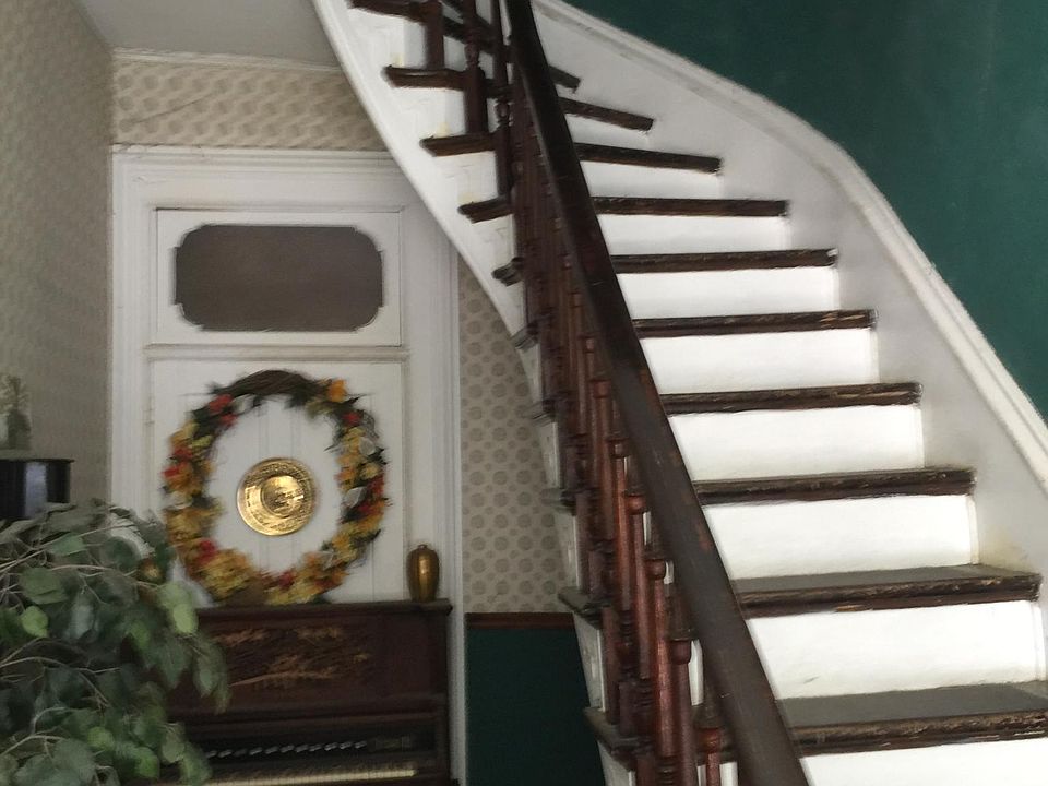 1st image of 300 W 5th St APT 4