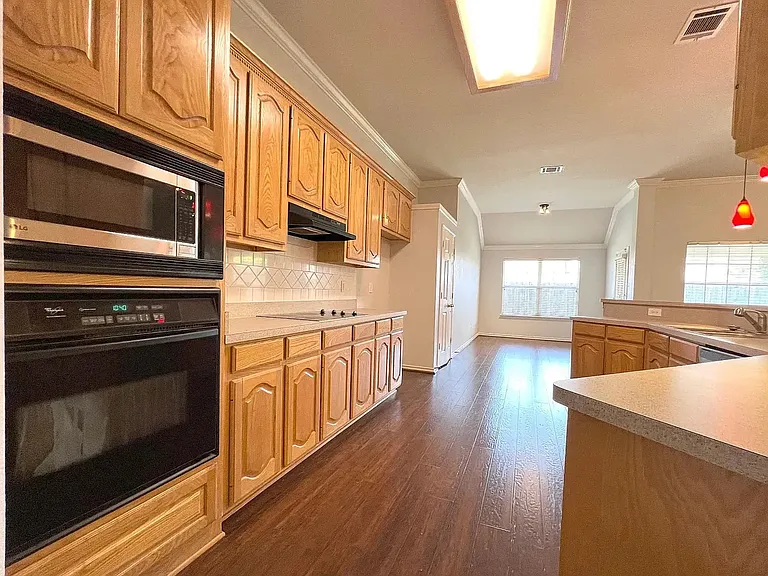 1418 Kingsley Dr — Photo 5