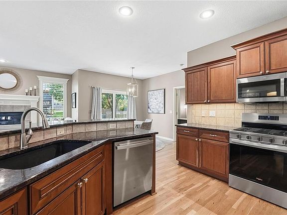 5th image of 15603 Linden Ln