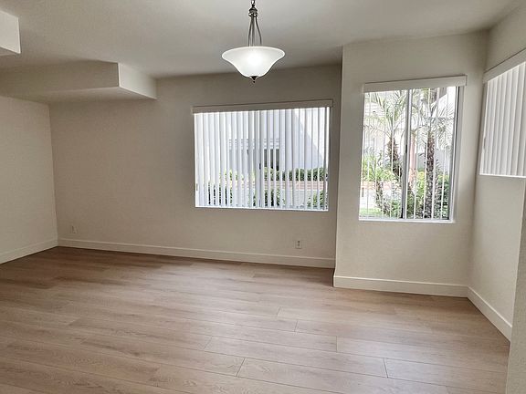 3rd image of 419 W Glenoaks Blvd