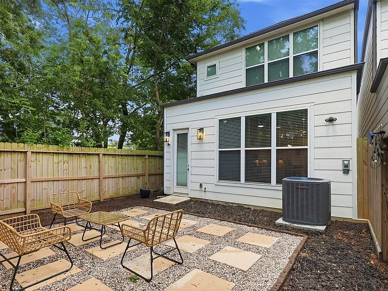 6833 Paris St — Photo 23