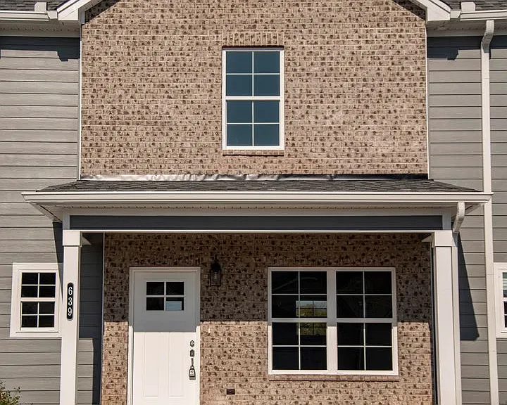 496 Bellingham Dr NE — Photo 1