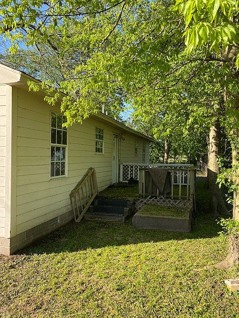 2nd image of 807 E 10th St