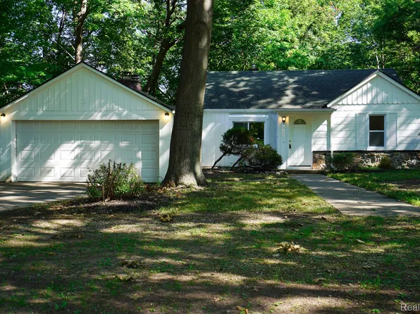 24300 Simmons Ave, Southfield, MI 48033