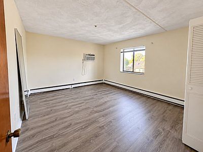 4th image of 185 Adams St #40