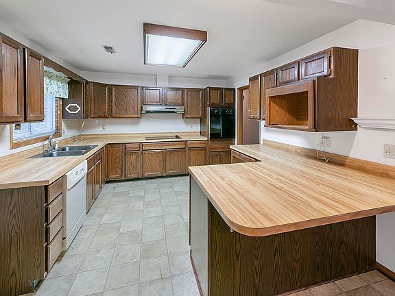 3rd image of 7513 Luscombe Dr