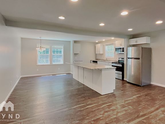 3rd image of 2901 Newark Dr