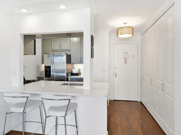 400 East 54th Street image 4 of 11