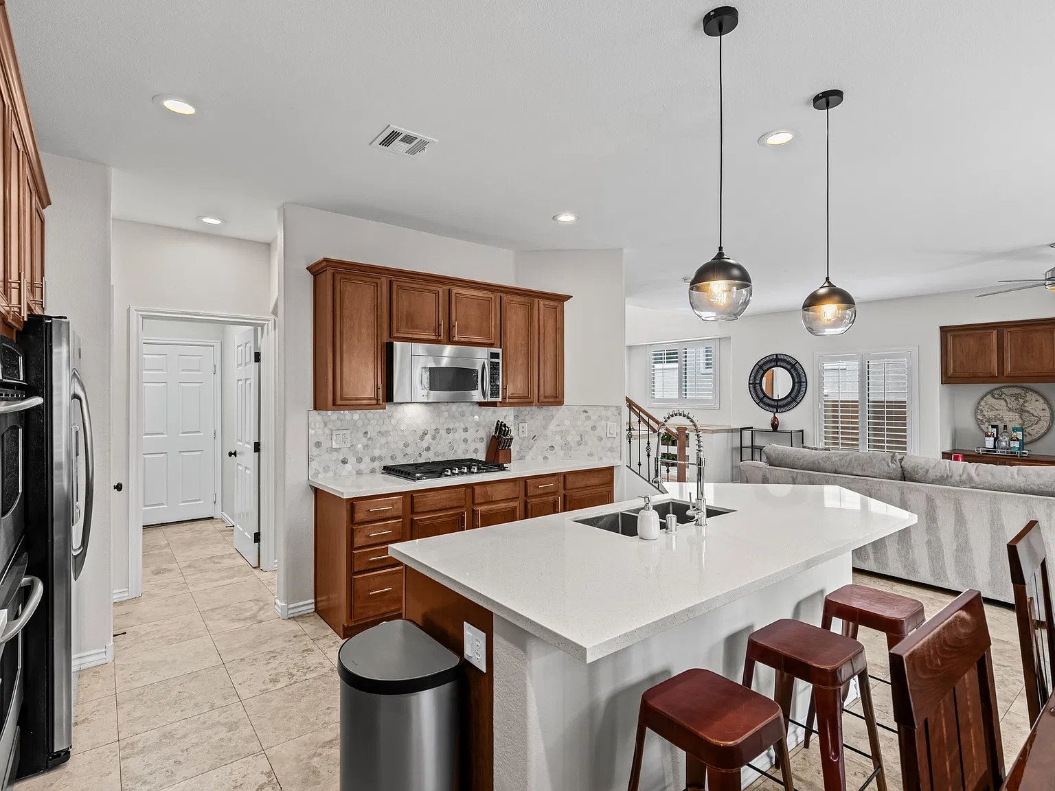 3 bed, 2.5 bath, 2090 sqft, $3,995 — Photo 3