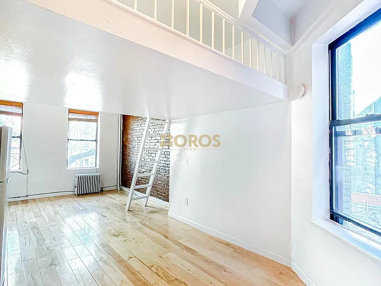 533 E 5th St #9 — Photo 4